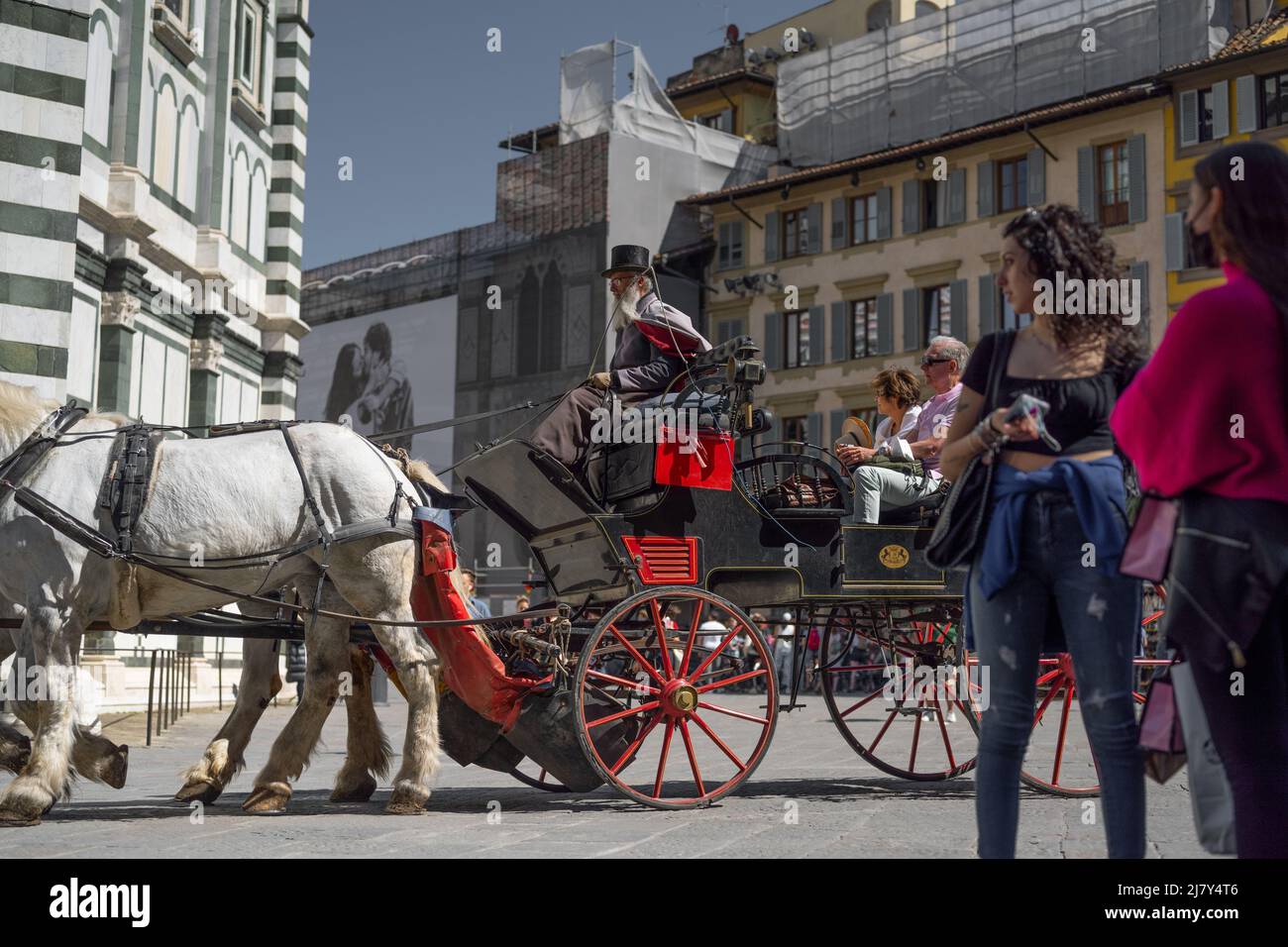 Carrozza a cavallo in Piazza di San Giovanni a Firenze Foto Stock