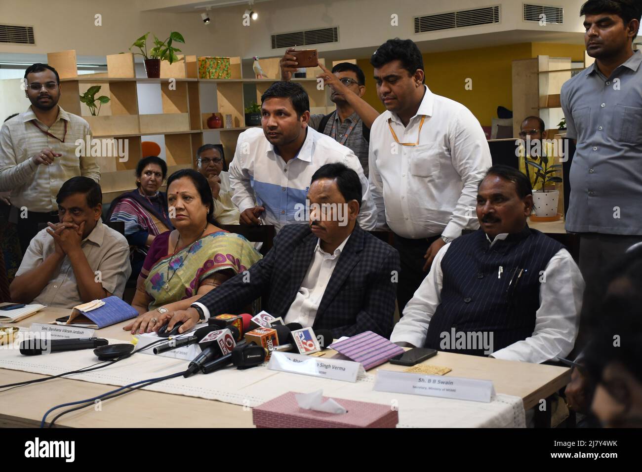 L'Unione del ministro delle PMI Narayan Rane, Con il suo Ministro Junior per lo Stato Bhanu Pratap Singh Yadav e il Segretario di Ministero durante l'inaugurazione del Centro di eccellenza per la promozione Khadi e l'eccellenza Khadi istituito dall'Istituto Nazionale di tecnologia della Moda come hub per alcuni sari di indossare Hard (Khadi), Le donne guardano le scene delle linee dure (Khadi), a Nuova Delhi, India il 11 maggio 2022. (Foto di Ravi Batra/Sipa USA) Foto Stock