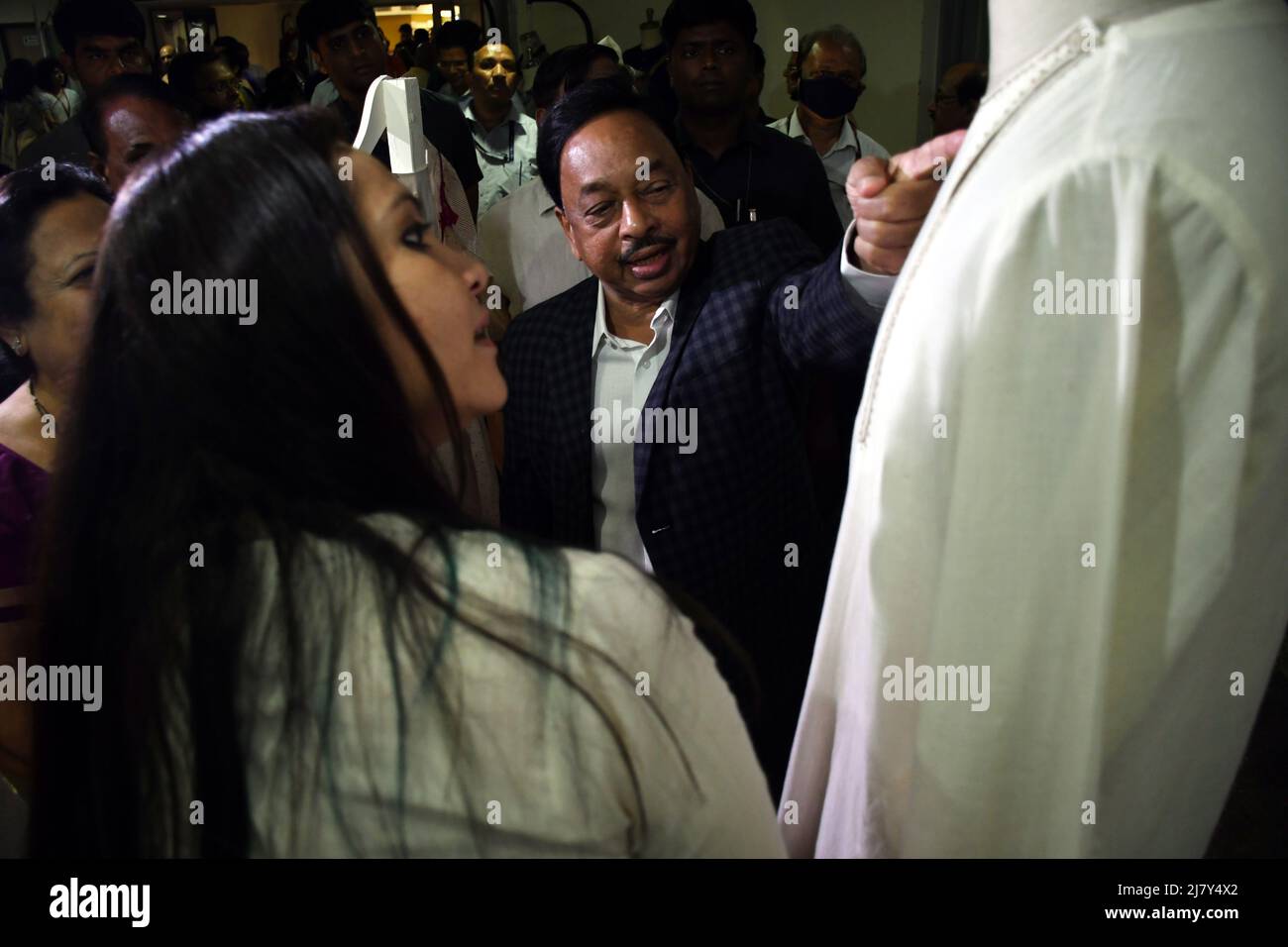 L'Unione del ministro delle PMI Narayan Rane, Con il suo Ministro Junior per lo Stato Bhanu Pratap Singh Yadav e il Segretario di Ministero durante l'inaugurazione del Centro di eccellenza per la promozione Khadi e l'eccellenza Khadi istituito dall'Istituto Nazionale di tecnologia della Moda come hub per alcuni sari di indossare Hard (Khadi), Le donne guardano le scene delle linee dure (Khadi), a Nuova Delhi, India il 11 maggio 2022. (Foto di Ravi Batra/Sipa USA) Foto Stock