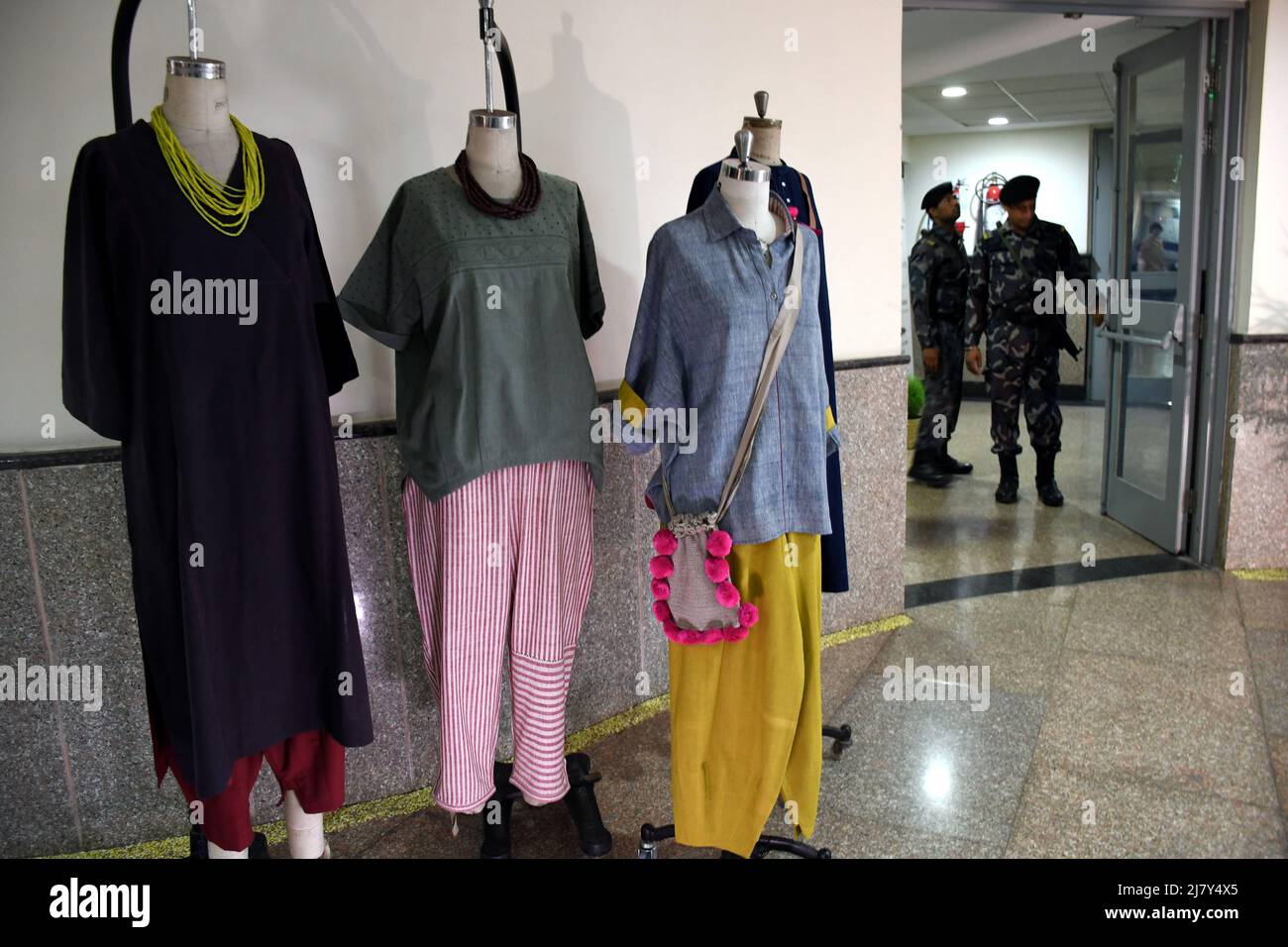 L'Unione del ministro delle PMI Narayan Rane, Con il suo Ministro Junior per lo Stato Bhanu Pratap Singh Yadav e il Segretario di Ministero durante l'inaugurazione del Centro di eccellenza per la promozione Khadi e l'eccellenza Khadi istituito dall'Istituto Nazionale di tecnologia della Moda come hub per alcuni sari di indossare Hard (Khadi), Le donne guardano le scene delle linee dure (Khadi), a Nuova Delhi, India il 11 maggio 2022. (Foto di Ravi Batra/Sipa USA) Foto Stock