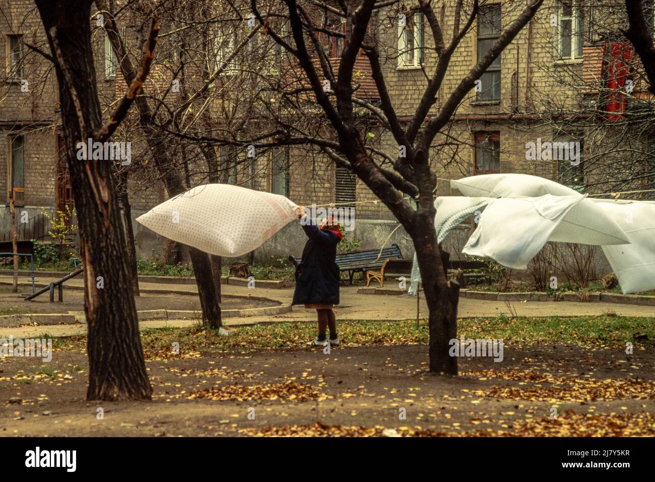 Lavaggio soffiato nel vento in strade residenziali a Donetske, Ucraina orientale, ottobre 1989. Foto Stock