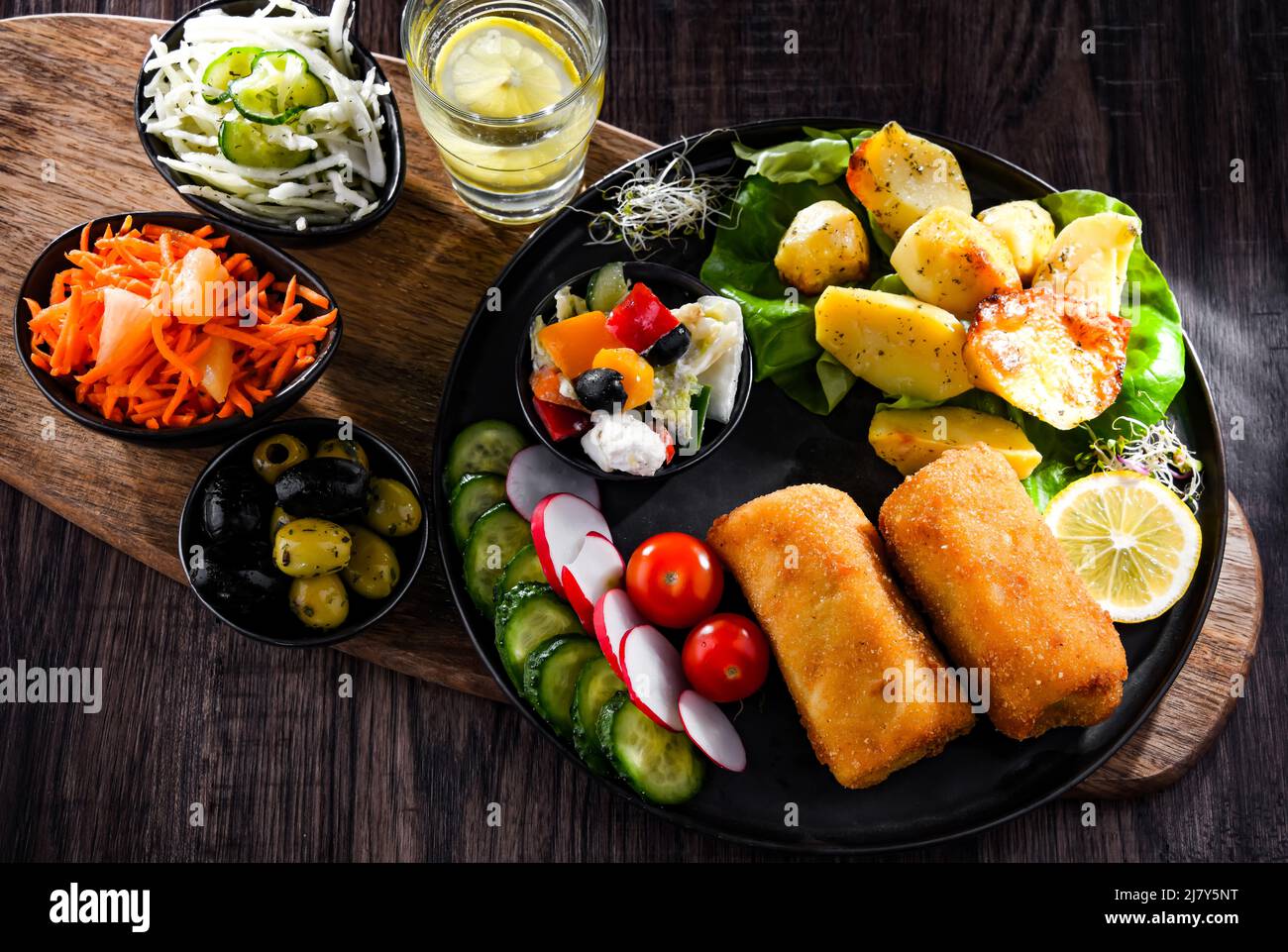 Crocchette impanate e fritte con patate e insalate di verdure Foto Stock