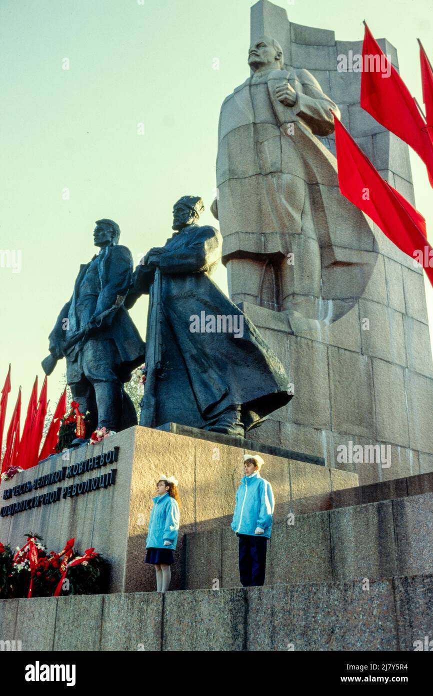 Le scuole svolgono cerimonie presso la statua di Lenin nella piazza principale di Kiev, Ucraina, nei giorni precedenti la Giornata della Rivoluzione, il 7th novembre 1989 Foto Stock