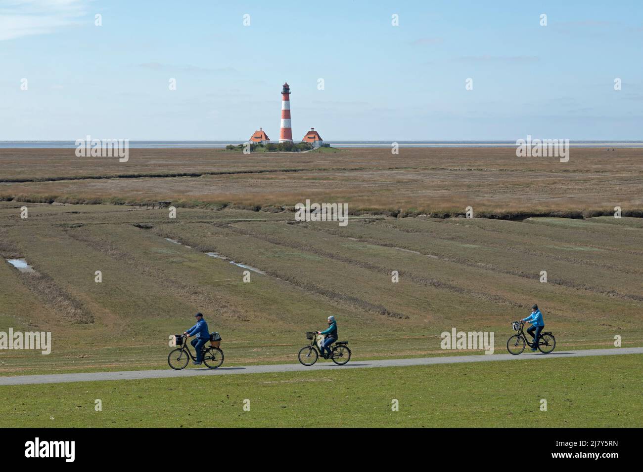 Faro Westerhever, ciclisti, penisola di Eiderstedt, Schleswig-Holstein, Germania Foto Stock