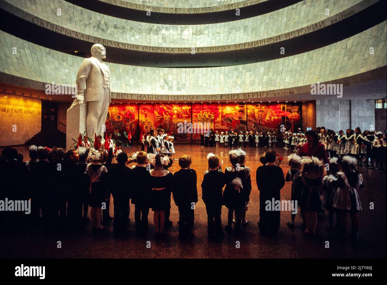 Le scuole svolgono cerimonie presso la statua di Lenin nel Museo Lenin a Kiev, Ucraina, nei giorni precedenti la Giornata della Rivoluzione, il 7th novembre 1989 Foto Stock