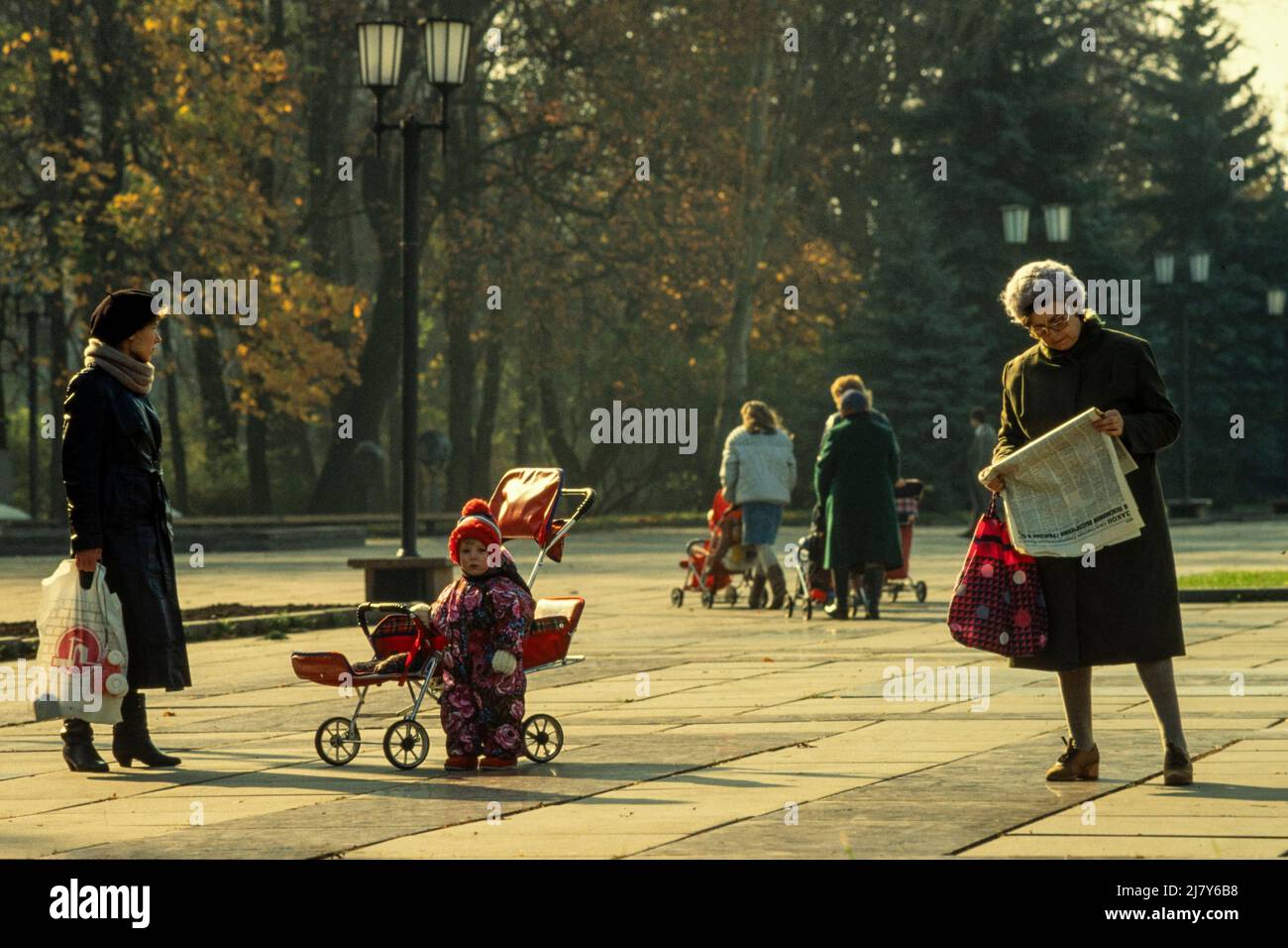 Ritrovo sulle notizie da un parco nel centro di Lviv, Ucraina, ottobre 1989 Foto Stock