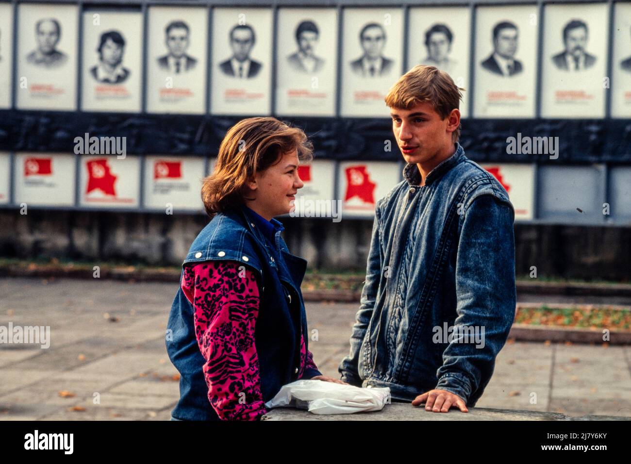 Gli adolescenti si incontrano in un monumento del Partito Comunista, Lviv, Ucraina occidentale, ottobre 1989 Foto Stock