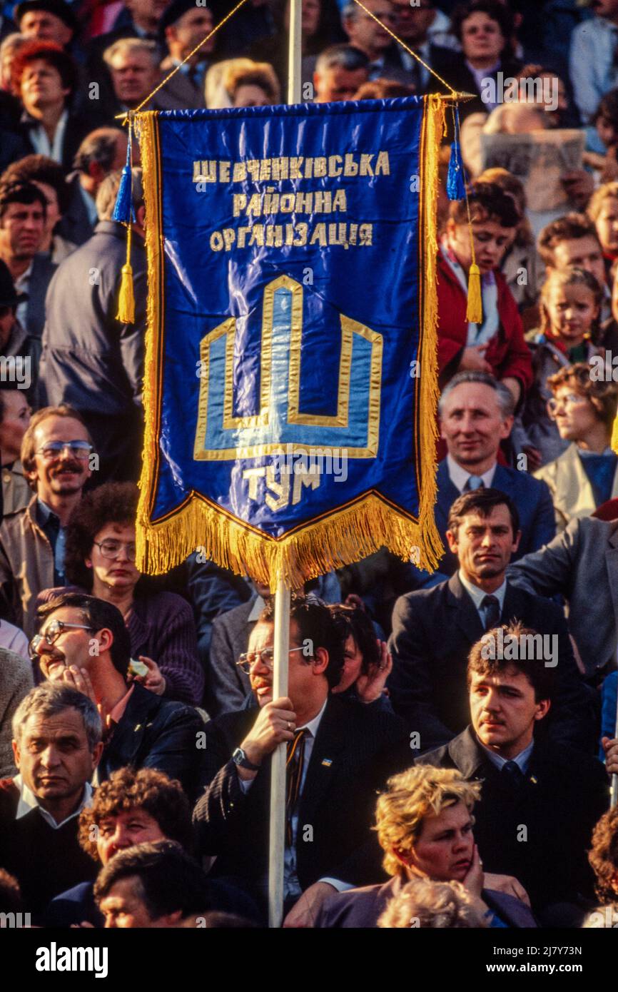 50.000 persone si sono depositate nella stazione di Druzba a Lviv per commemorare la dichiarazione di indipendenza di Ukriane occidentali nel 1918, 1st novembre 1989 Foto Stock