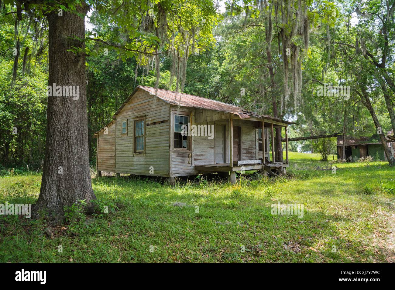 Tour delle strade secondarie nella Florida centrale settentrionale con vecchie case coloniche abbandonate. Foto Stock