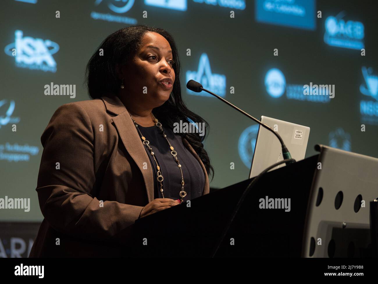 Washington, Stati Uniti d'America. 10th maggio 2022. Washington, Stati Uniti d'America. 10 maggio 2022. Jennifer Littlejohn, vice segretario generale del Dipartimento di Stato degli Stati Uniti, presenta osservazioni prima che la Colombia firmi gli accordi di Artemis, presso la sede centrale della NASA Mary W. Jackson Building, 10 maggio 2022 a Washington, DC, USA. La Colombia è il diciannovesimo paese a firmare gli accordi di Artemis, che stabiliscono un insieme pratico di principi per guidare la cooperazione esplorativa spaziale tra le nazioni che partecipano al programma Artemis della NASA. Credit: Aubrey Gemignani/NASA/Alamy Live News Foto Stock