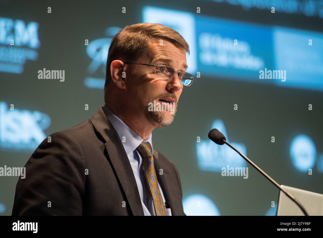 Washington, Stati Uniti d'America. 10th maggio 2022. Washington, Stati Uniti d'America. 10 maggio 2022. Mark Wells, Vice Segretario aggiunto del Dipartimento di Stato degli Stati Uniti, consegna osservazioni prima che la Colombia firmi gli accordi di Artemis, presso la sede centrale della NASA Mary W. Jackson Building, 10 maggio 2022 a Washington, DC, USA. La Colombia è il diciannovesimo paese a firmare gli accordi di Artemis, che stabiliscono un insieme pratico di principi per guidare la cooperazione esplorativa spaziale tra le nazioni che partecipano al programma Artemis della NASA. Credit: Aubrey Gemignani/NASA/Alamy Live News Foto Stock