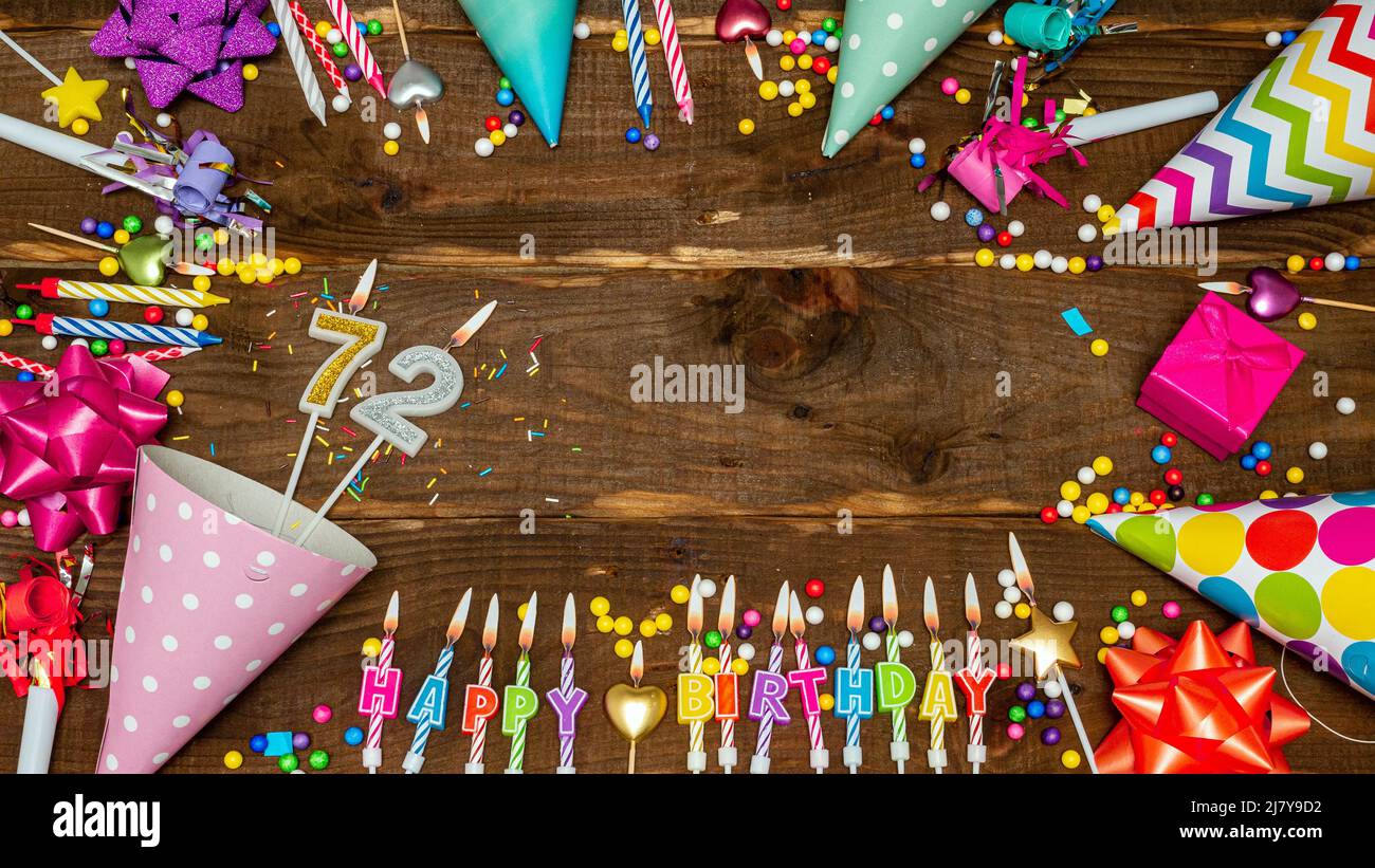 Vista dall'alto della decorazione dello spazio di copia di compleanno. Buon compleanno bellissimo saluto con spazio per il tuo testo, biglietto di compleanno con decorazioni Foto Stock