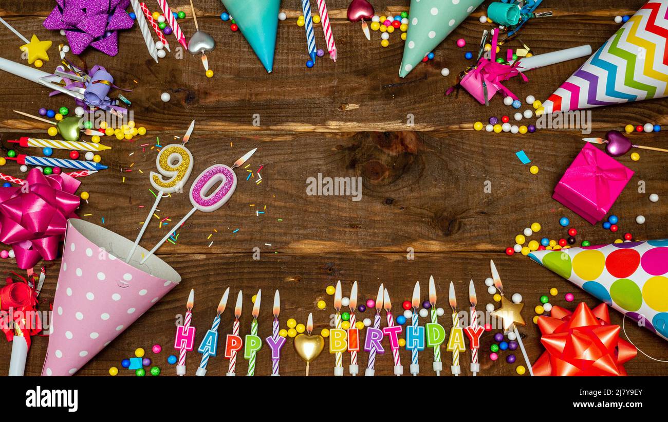 Vista dall'alto dello spazio per la copia di compleanno della decorazione. Buon compleanno per le belle congratulazioni per 90 anni. Foto Stock