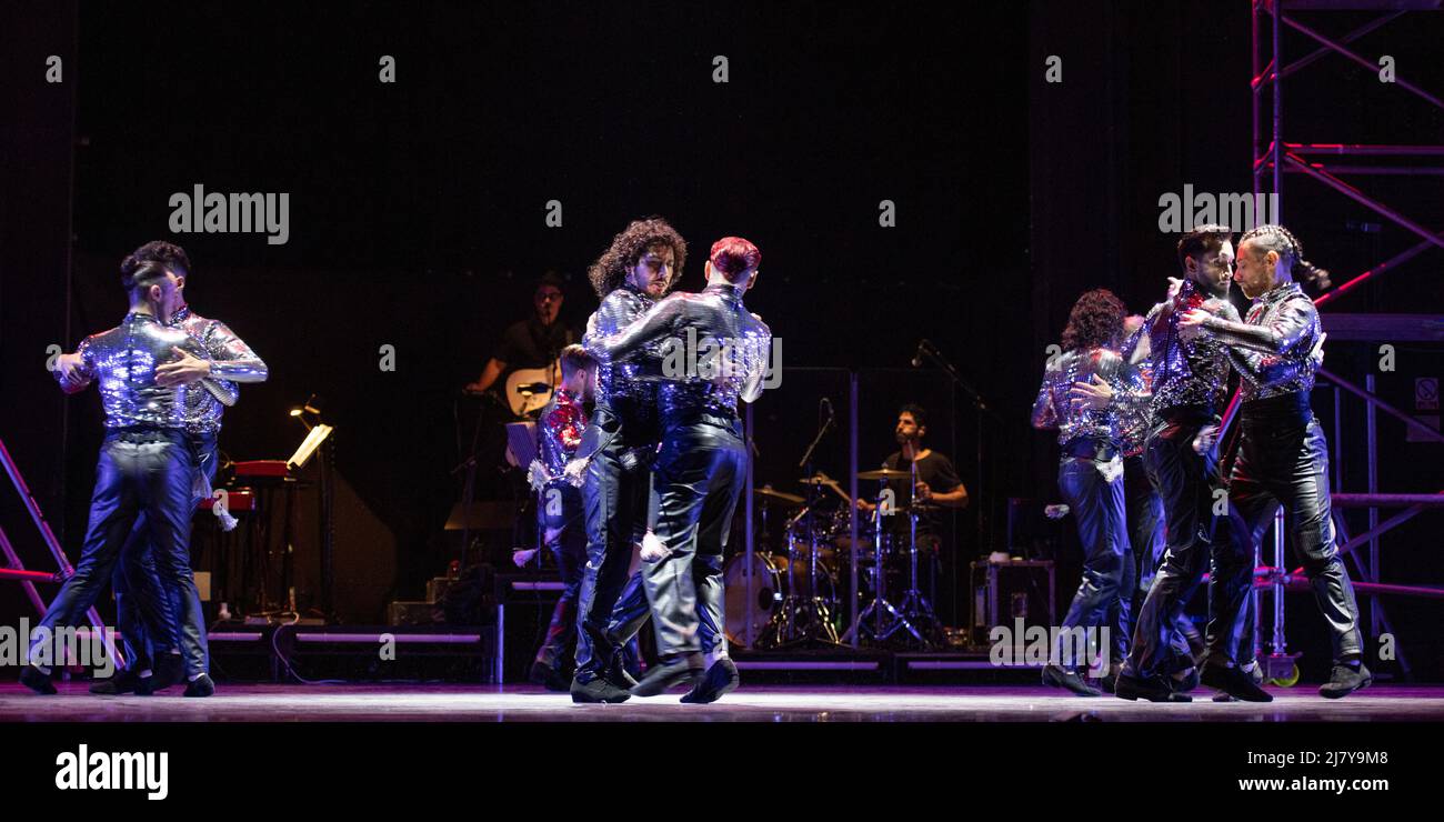 Sadler’s Wells Peacock Theatre, Londra, Regno Unito. 11 maggio 2022. Prova di vestito da lavoro con estratti per Wild Tango. Il celebre coreografo e campione di tango Germán Cornejo presenta la prima mondiale del Wild Tango al Teatro Peacock di Sadler’s Wells da giovedì 12 maggio a sabato 21 maggio. Immagine: Scena mi confessione. Ballerini: Pamela Pucheta; Ezequiel Lopez; Jonathan Lazarte; Nelson Leiva; Alexis Bogado; Leonardo Luizaga; Edgar Luizaga; Nicolas Schell; Juan Seguí; Isaac Gardella. Il Tango selvaggio è una festa per i sensi della cultura argentina, con nuove elettrizzanti opere ispirate alle origini del tango, Foto Stock