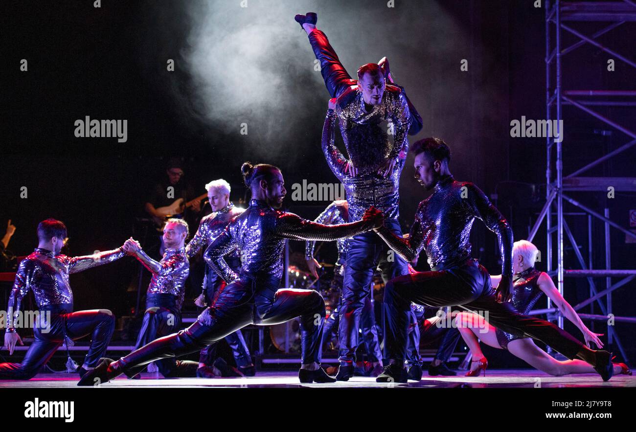 Sadler’s Wells Peacock Theatre, Londra, Regno Unito. 11 maggio 2022. Prova di vestito da lavoro con estratti per Wild Tango. Il celebre coreografo e campione di tango Germán Cornejo presenta la prima mondiale del Wild Tango al Teatro Peacock di Sadler’s Wells da giovedì 12 maggio a sabato 21 maggio. Immagine: Scena mi confessione. Ballerini: Pamela Pucheta; Ezequiel Lopez; Jonathan Lazarte; Nelson Leiva; Alexis Bogado; Leonardo Luizaga; Edgar Luizaga; Nicolas Schell; Juan Seguí; Isaac Gardella. Il Tango selvaggio è una festa per i sensi della cultura argentina, con nuove elettrizzanti opere ispirate alle origini del tango, Foto Stock