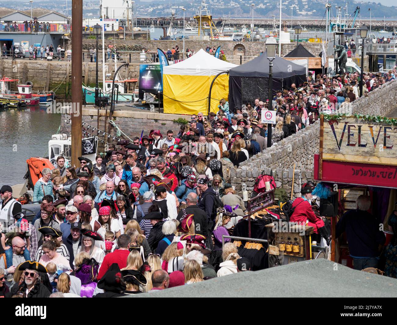 Folle di persone al Brixham Pirate Festival 2022 Foto Stock