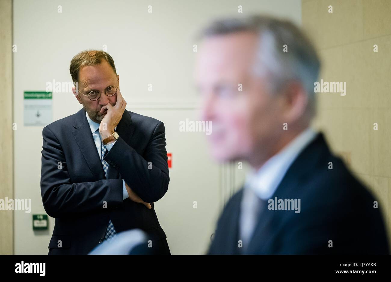 2022-05-11 17:09:51 L'AIA - Milo Schoenmaker, presidente del consiglio di amministrazione dell'Agenzia Centrale per l'accoglienza dei richiedenti asilo (COA), ed Eric van der Burg, Segretario di Stato per l'asilo e le migrazioni, in conversazione con la stampa sull'accoglienza dei rifugiati a Ter Apel. Decine di rifugiati minacciavano di dover dormire per strada a causa della scarsità di posti di accoglienza. ANP BART SIZE olanda OUT - belgio OUT Foto Stock