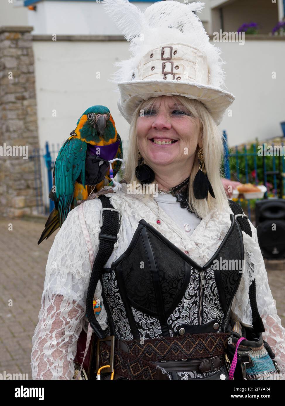 Donna pirata con un pappagallo al Brixham Pirate Festival 2022, Devon, Regno Unito Foto Stock