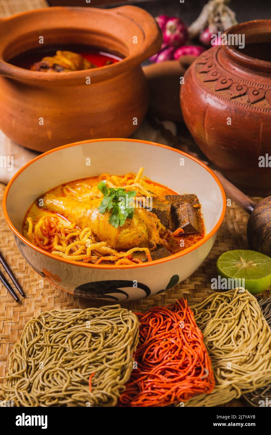 Khao Soi Kai, delizioso cibo thailandese settentrionale con noodles secchi. Foto Stock