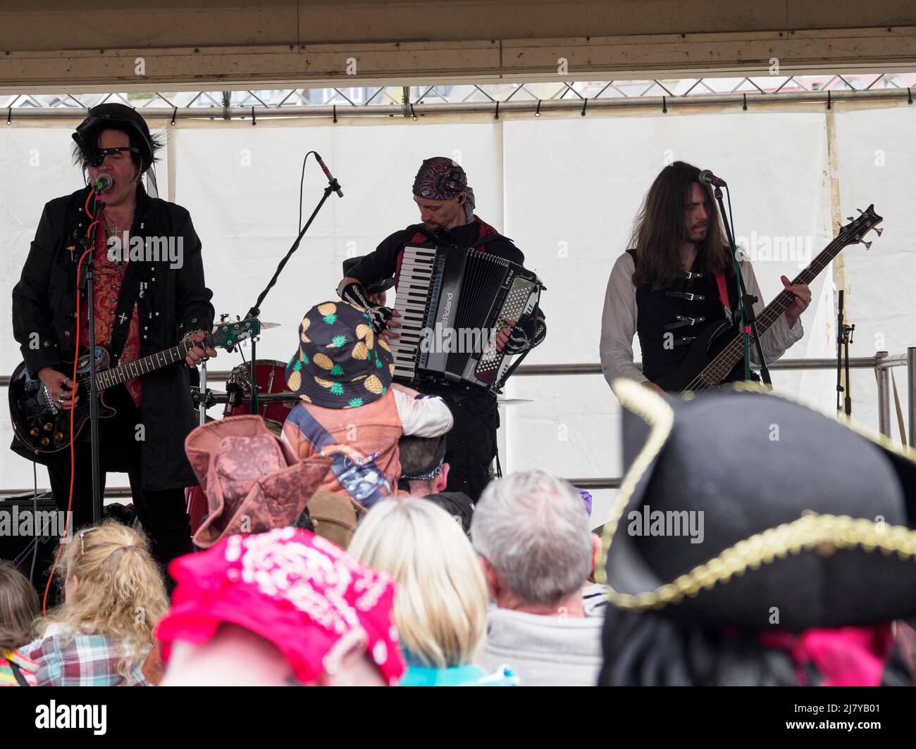 La Filthy Spectacula band suona al Brixham Pirate Festival 2022, Devon, Regno Unito Foto Stock