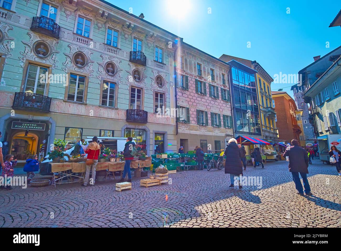 BELLINZONA, SVIZZERA - 19 MARZO 2022: Attività week-end sul mercato del Sabato in Piazza Collegiata, il 19 marzo a Bellinzona, Svizzera Foto Stock