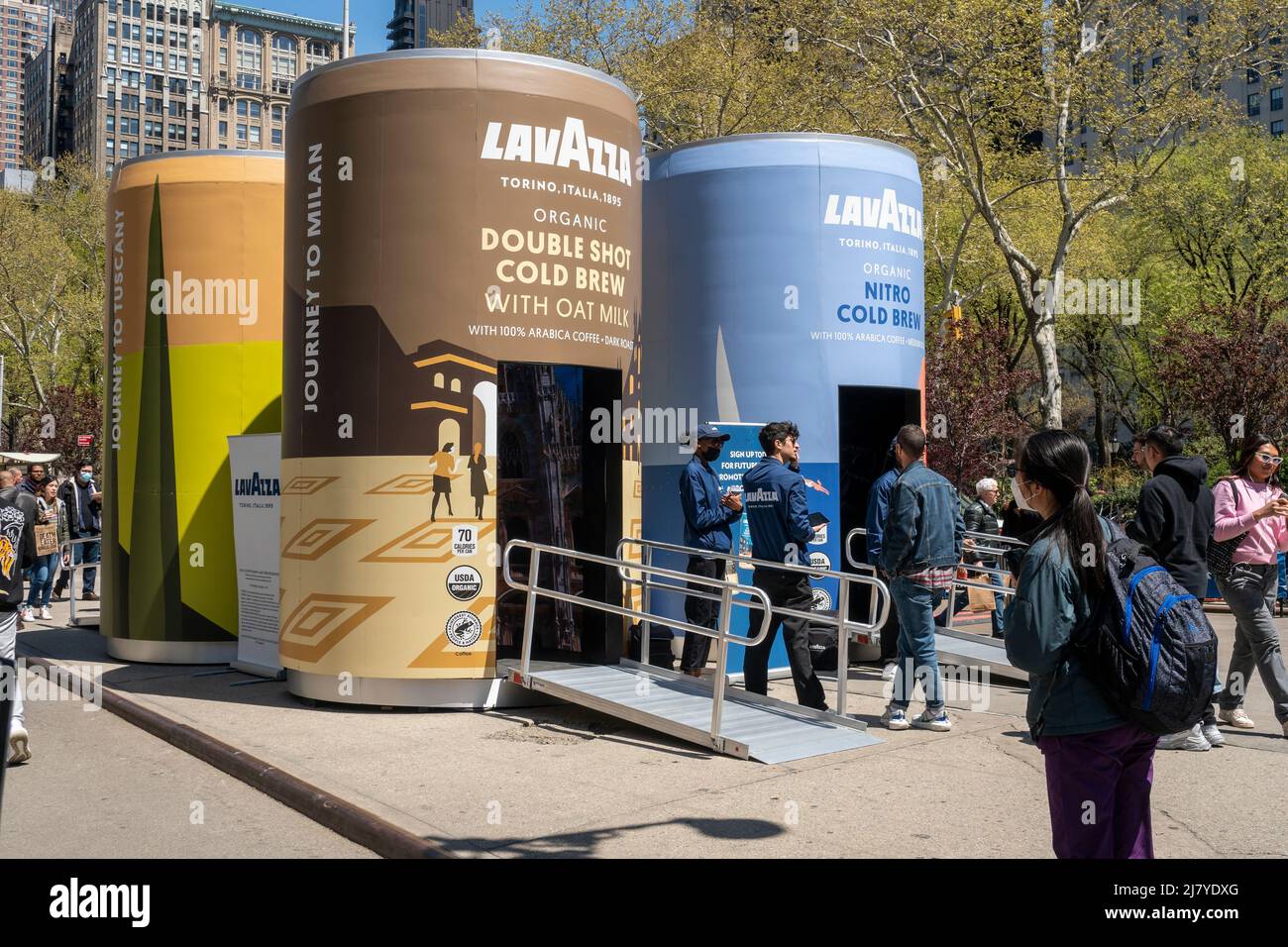 Attivazione del marchio in Flatiron Plaza a New York per il caffè Lavazza che promuove le loro lattine di birra fredda, venerdì 29 aprile 2022. (© Richard B. Levine) Foto Stock