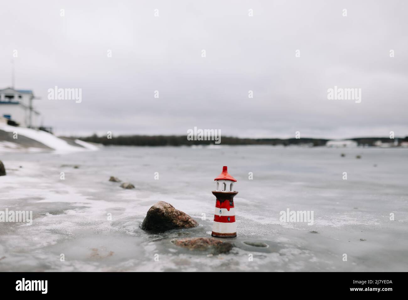 Mare d'inverno ghiacciato con faro decorativo. Stile di vita nautico. Inverno, Mare, Viaggi, avventura, vacanze e vacanza concetto. Foto Stock