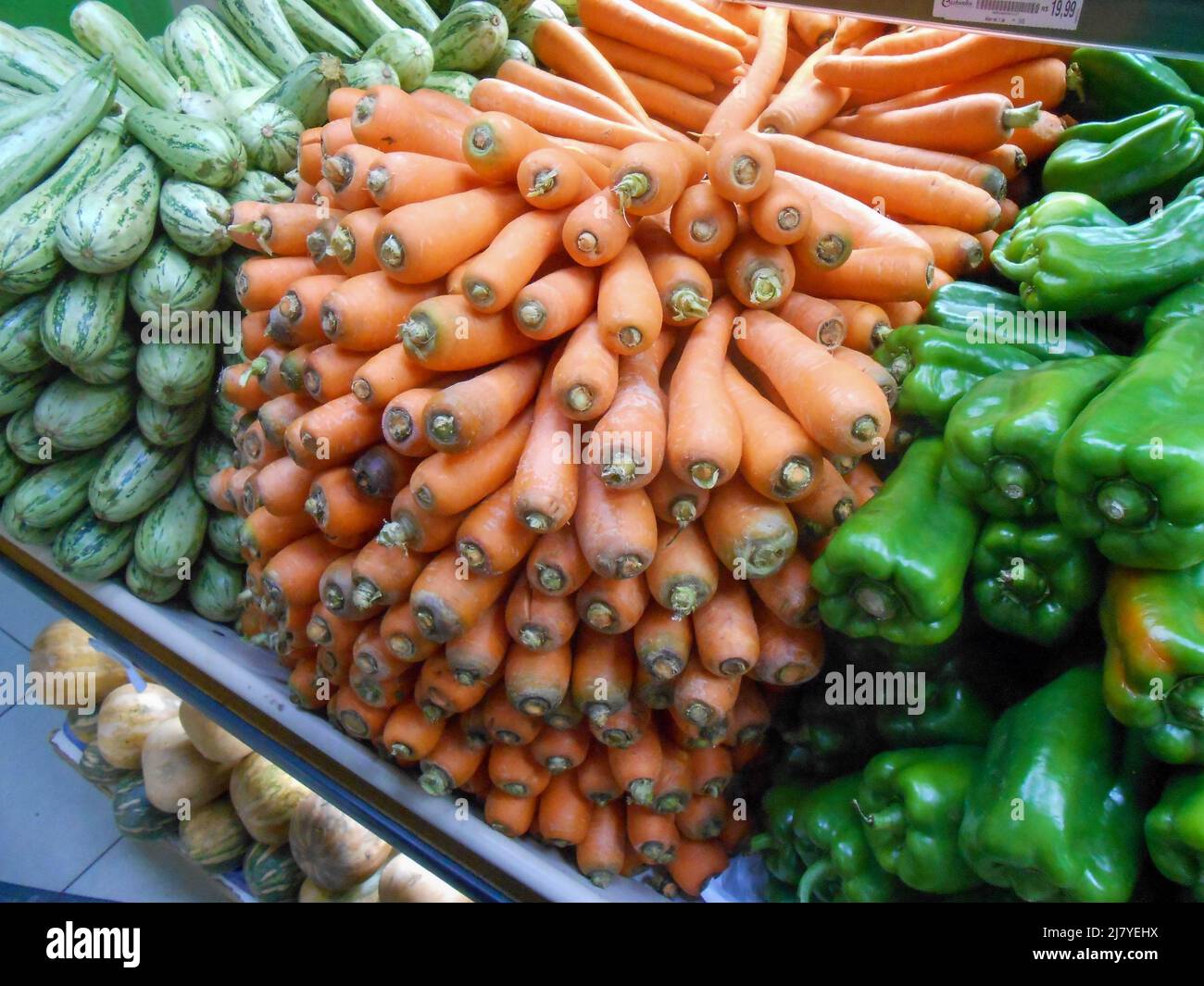 São PAULO, SP - 11.05.2022: CENOURA ALFACE TOMATATE DEIXAM SALADA CARA - Grande aumento dei prezzi di carote, lattuga e pomodoro rendono le insalate brasiliane più costose. (Foto: Cesar Conventi/Fotoarena) Foto Stock