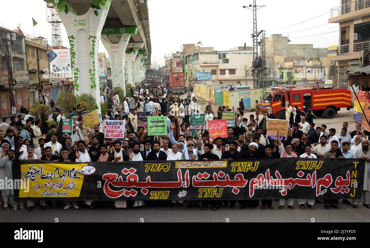 La gente ha visto nei pressi di un raduno di leader e attivisti di Tehreek-e-Nifaaz Fiqah Jafferia (TNFJ) contro il governo dell'Arabia Saudita durante una protesta in occasione di Yum-e-Inhedaam-e-Janat-ul-Baqi alla strada delle tree a Rawalpindi, Pakistan, il 10 maggio 2022. Distruzione di Jannat ul Baqi Day è stata osservata globalmente contro la demolizione di santuari sulla terra sacra di Hijaz, un secolo fa, Con rinnovato impegno a porre fine all'estremismo religioso e a ripristinare i santuari dei musulmani su invito del Capo di Tehreek e Nifaz e Fiqh e Jafariya Agha Syed Hamid Ali Shah Moosavi. (Foto di Zubair Abbasi Foto Stock