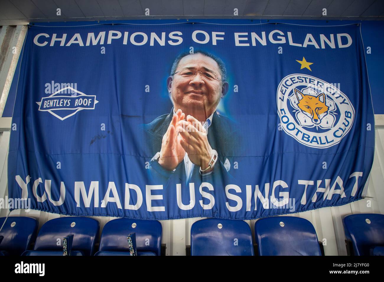 Una bandiera all'interno del King Power Stadium con riferimento al presidente in carica Khun Vichai Srivaddhanaprabha Foto Stock