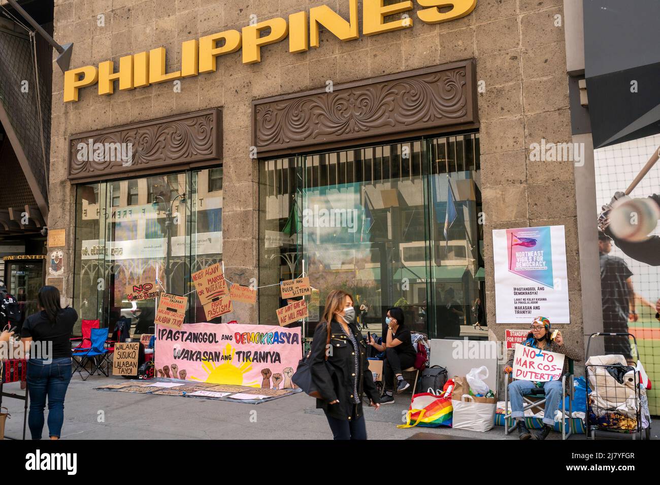 Gli attivisti hanno una veglia davanti al Consolato delle Filippine a New York martedì 10 maggio 2022, protestando contro l'elezione di Ferdinand Marcos Jr., figlio dell'ex dittatore, come presidente e di Sara Duterte come vicepresidente. (© Richard B. Levine) Foto Stock