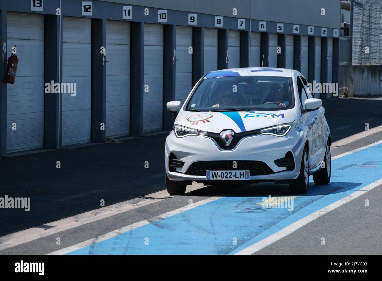 Albi (Francia), 11/05/2022, sul circuito automobilistico di Albi (Francia), i piloti della società AMR Engineering si sono alternati per tre giorni per rompere due record mondiali per distanza percorsa con una sola ricarica, vale a dire il record idrogeno e il record elettrico. Per questo motivo, la loro Renault ZOE elettrica è stata trasformata per poter utilizzare un nuovo carburante, il G-H3. Questo biocombustibile di seconda generazione è a base di etanolo ed è fatto da 100% rinnovabile (concime, residui di piante, ecc.) e materiali non alimentari. Ma la sua particolarità è anche quella di essere adattabile alle auto a combustione interna, ibride ed elettriche. Il reco Foto Stock