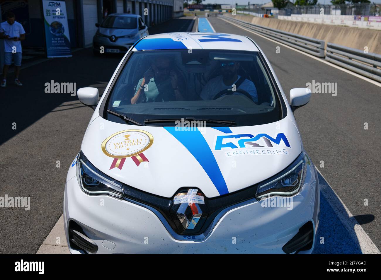 Albi (Francia), 11/05/2022, sul circuito automobilistico di Albi (Francia), i piloti della società AMR Engineering si sono alternati per tre giorni per rompere due record mondiali per distanza percorsa con una sola ricarica, vale a dire il record idrogeno e il record elettrico. Per questo motivo, la loro Renault ZOE elettrica è stata trasformata per poter utilizzare un nuovo carburante, il G-H3. Questo biocombustibile di seconda generazione è a base di etanolo ed è fatto da 100% rinnovabile (concime, residui di piante, ecc.) e materiali non alimentari. Ma la sua particolarità è anche quella di essere adattabile alle auto a combustione interna, ibride ed elettriche. Il reco Foto Stock