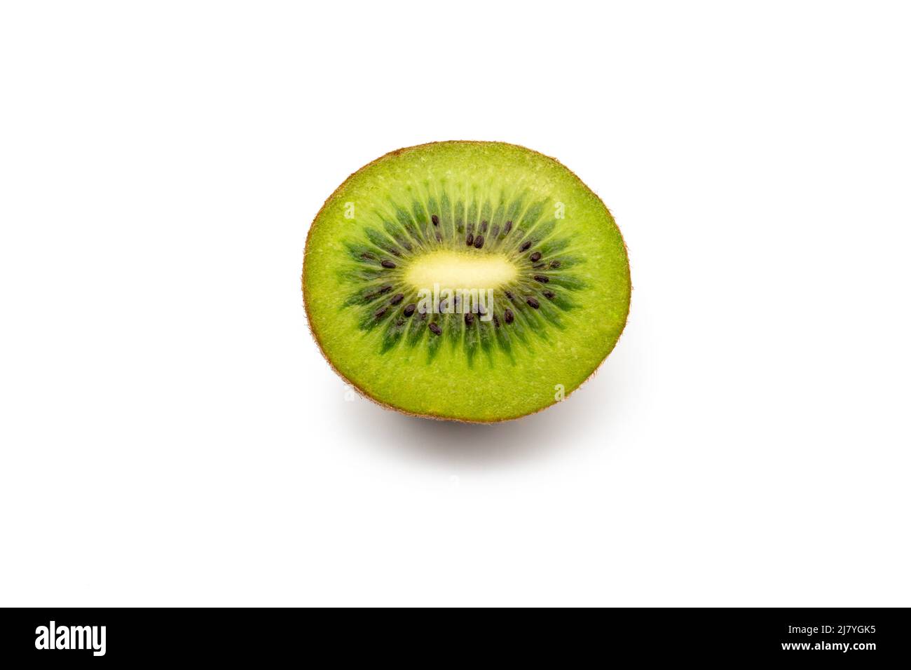 Affettato ​​half in un kiwi isolato con fondo bianco Foto Stock