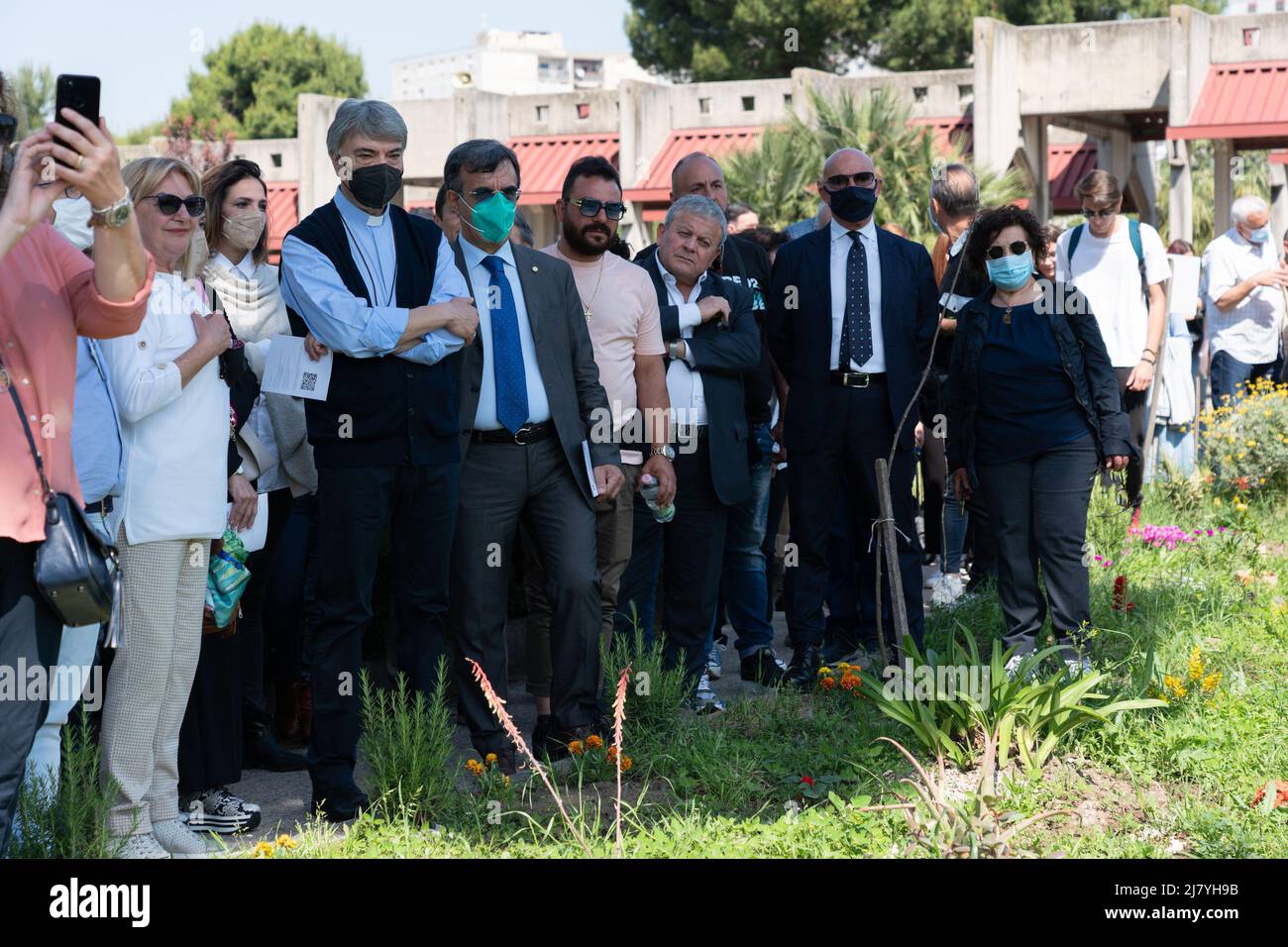 Napoli, Italia. 11th maggio 2022. Il 11 maggio 2022, sua Eccellenza Monsignor Domenico Battaglia, Arcivescovo di Napoli, ha visitato il Giardino sociale Urbano di Ponticelli. E' stata organizzata una "passeggiata sociale" per incontrare la comunità del Giardino, un progetto per la cura del verde, dell'inclusione sociale e della cittadinanza della città, attivo da anni nella periferia orientale di Napoli. Credit: Independent Photo Agency/Alamy Live News Foto Stock