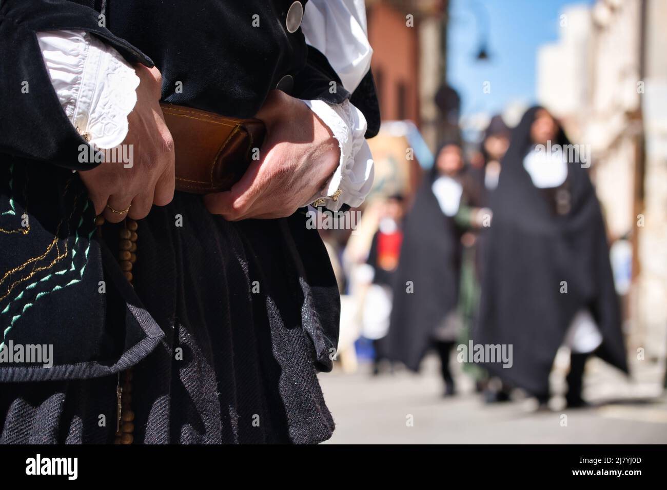 Posizione maschile con le mani sulla cintura alla processione popolare/religiosa di Sant'Efisio a Cagliari, 366° Foto Stock