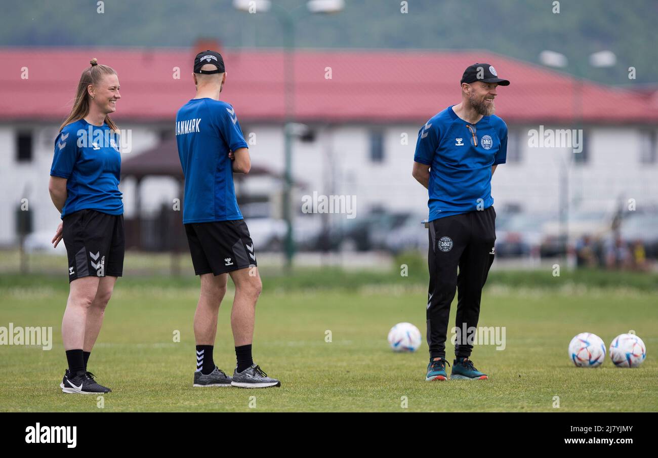 Sarajevo, Bosnia-Erzegovina, 5th maggio 2022. Il capo allenatore Claus colpito di Danimarca guarda i suoi giocatori durante la UEFA Women's Under-17 Championship 2022, Danimarca U17 Training Session al Butimir Kamp a Sarajevo, Bosnia-Erzegovina. Maggio 5, 2022. Credit: Nikola Krstic/Alamy Foto Stock