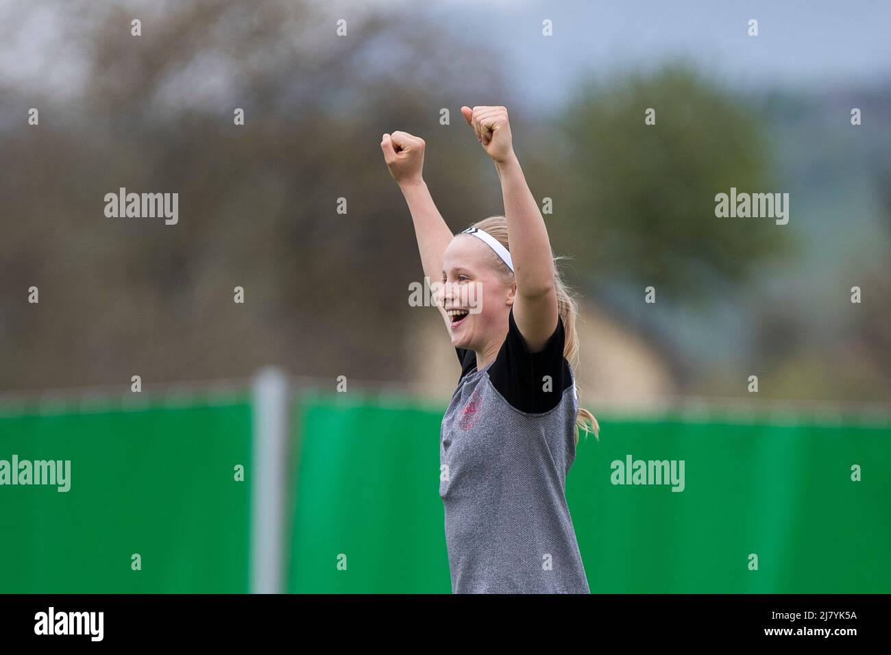 Sarajevo, Bosnia-Erzegovina, 5th maggio 2022. Emilia Asgeirsdottir di Danimarca reagisce durante la UEFA Women's Under-17 Championship 2022, Danimarca U17 Training Session a Butimir Kamp a Sarajevo, Bosnia-Erzegovina. Maggio 5, 2022. Credit: Nikola Krstic/Alamy Foto Stock