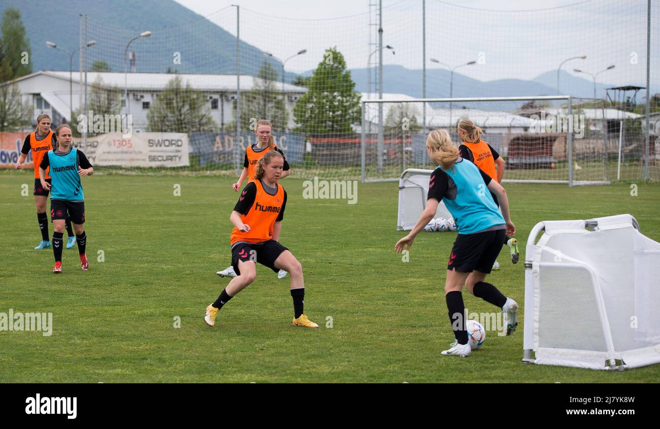 Sarajevo, Bosnia-Erzegovina, 5th maggio 2022. I giocatori della Danimarca si riscaldano durante la UEFA Women's Under-17 Championship 2022, Danimarca U17 Training Session al Butimir Kamp a Sarajevo, Bosnia-Erzegovina. Maggio 5, 2022. Credit: Nikola Krstic/Alamy Foto Stock