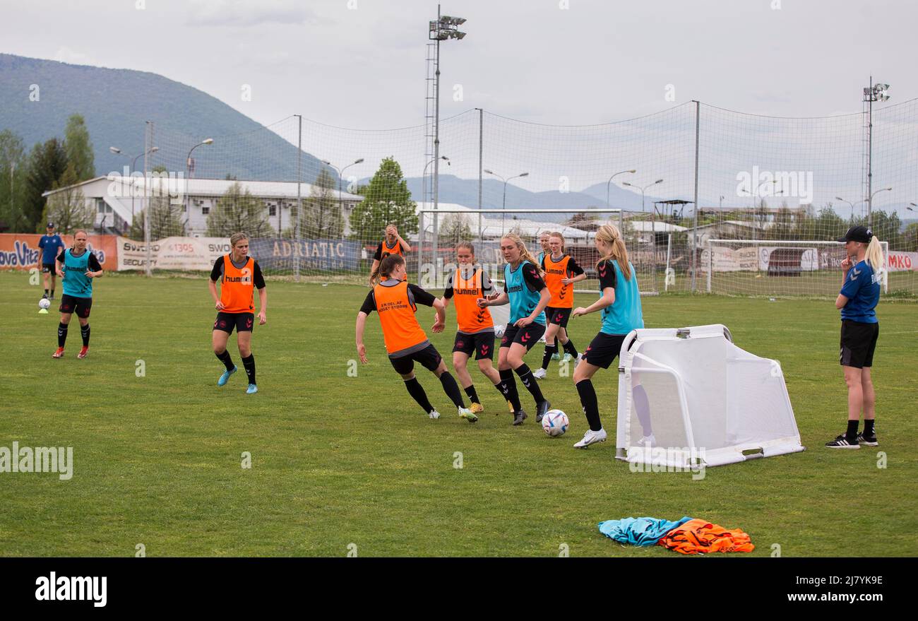 Sarajevo, Bosnia-Erzegovina, 5th maggio 2022. I giocatori della Danimarca si riscaldano durante la UEFA Women's Under-17 Championship 2022, Danimarca U17 Training Session al Butimir Kamp a Sarajevo, Bosnia-Erzegovina. Maggio 5, 2022. Credit: Nikola Krstic/Alamy Foto Stock