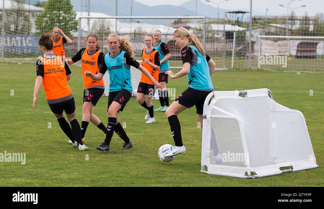 Sarajevo, Bosnia-Erzegovina, 5th maggio 2022. I giocatori della Danimarca si riscaldano durante la UEFA Women's Under-17 Championship 2022, Danimarca U17 Training Session al Butimir Kamp a Sarajevo, Bosnia-Erzegovina. Maggio 5, 2022. Credit: Nikola Krstic/Alamy Foto Stock