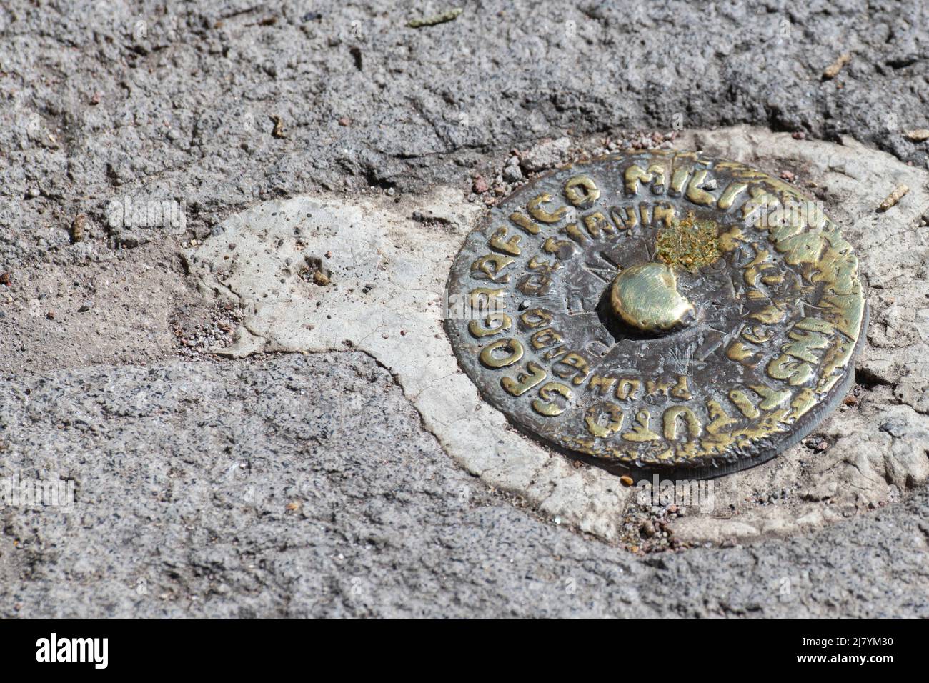 Ecuador, Quito, Ciudad Mitad del Mundo aka Città del mondo. Monumento equatoriale che segna latitudine 0. Indicatore GPS. Foto Stock