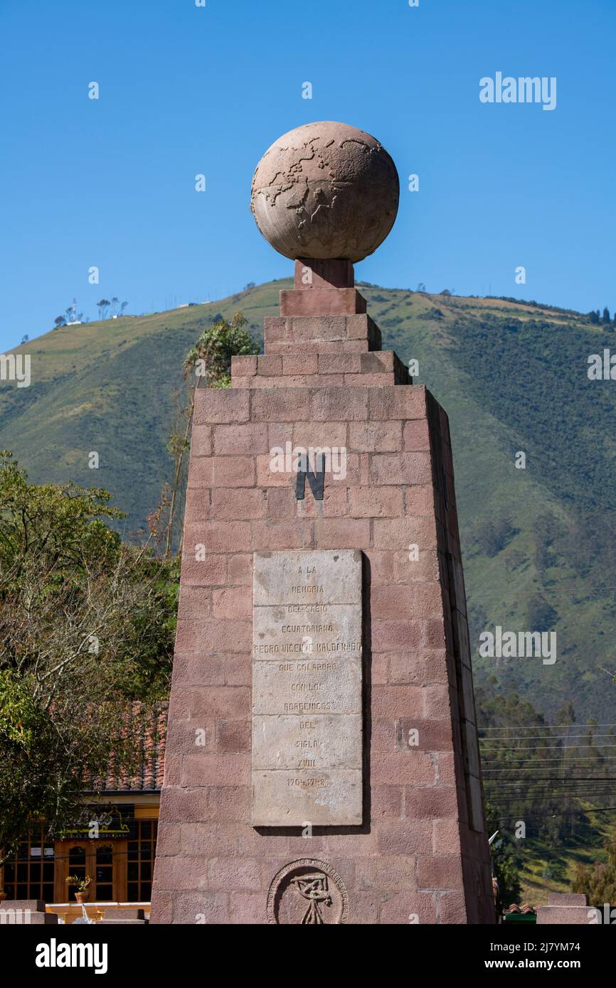Ecuador, Quito, Ciudad Mitad del Mundo aka Città del mondo. Monumento equatoriale che segna latitudine 0. Vista nord. Foto Stock