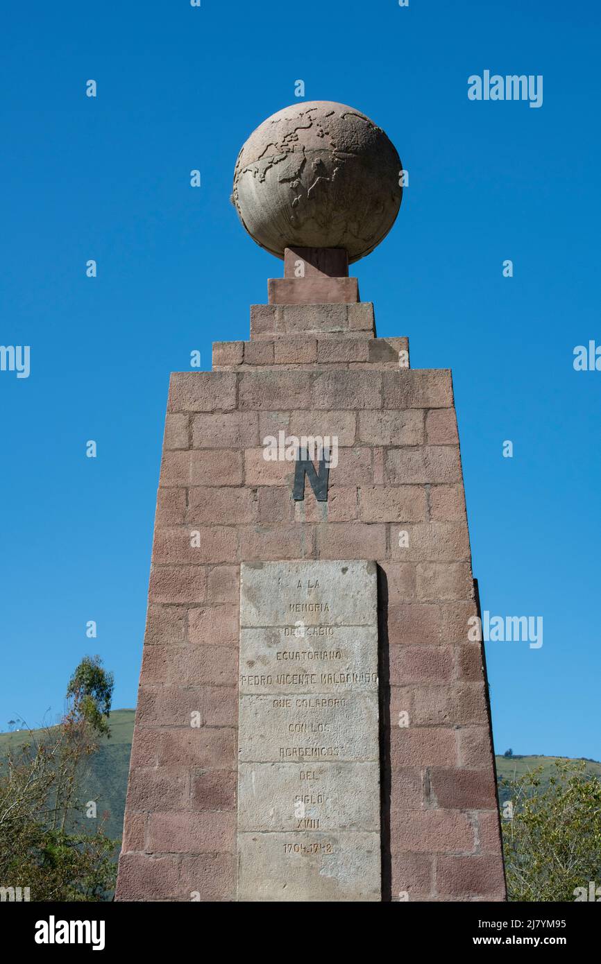 Ecuador, Quito, Ciudad Mitad del Mundo aka Città del mondo. Monumento equatoriale che segna latitudine 0. Vista nord. Foto Stock