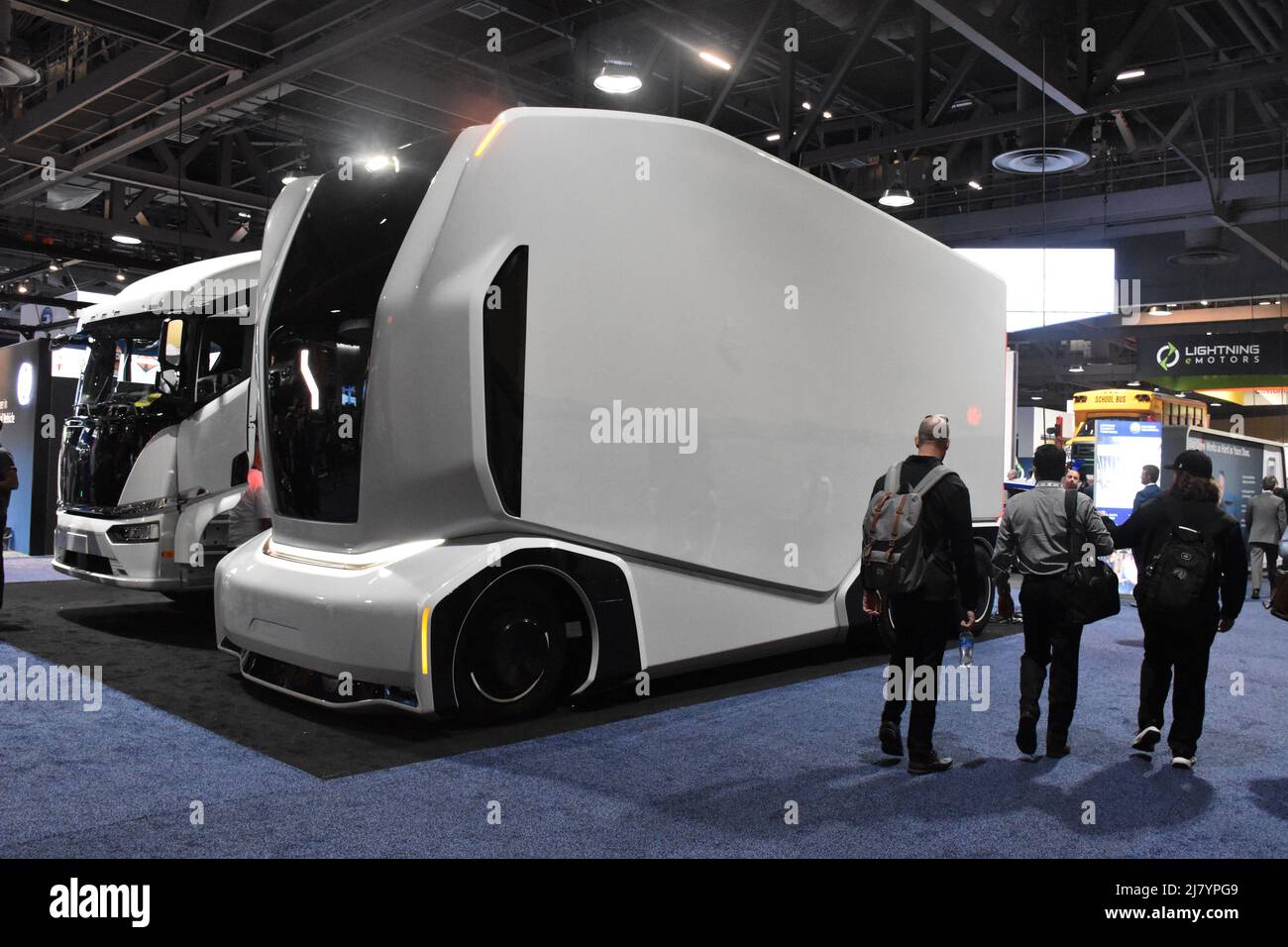 Long Beach, Stati Uniti. 11th maggio 2022. People Visit 2022 Advanced Clean Transportation Expo a Long Beach, California, Stati Uniti, il 10 maggio 2022. L'Advanced Clean Transportation Expo si svolge a Long Beach, con tecnologie di trasporto pulite come guida autonoma, batteria elettrica, cella a combustibile e gas naturale rinnovabile. Credit: Zeng Hui/Xinhua/Alamy Live News Foto Stock