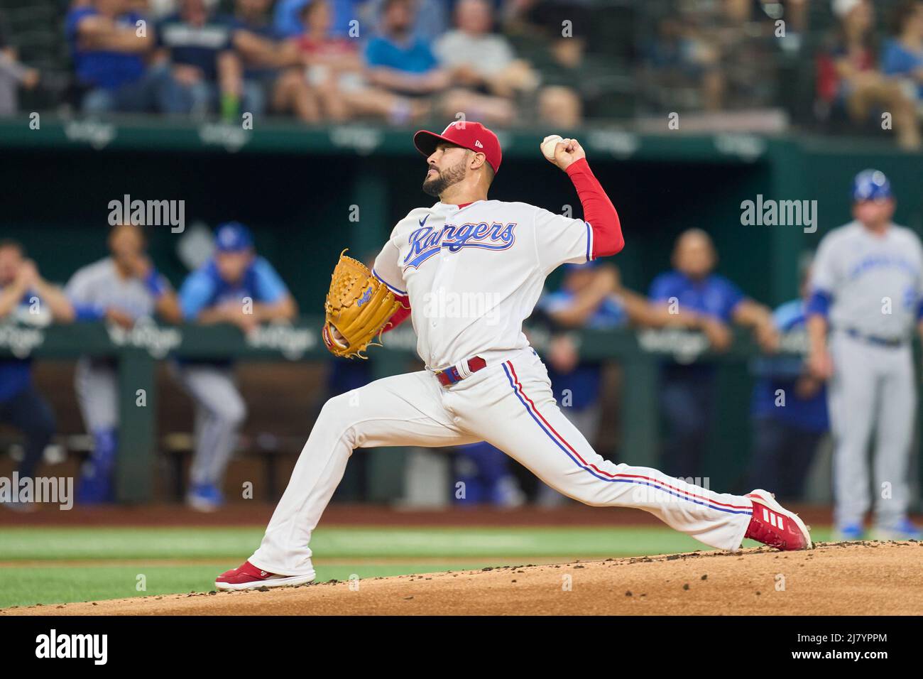 Dallas, Texas, Stati Uniti. 10th maggio 2022. Il lanciatore del Texas Martin Perez (54) lancia un campo durante il gioco con i Kansas City Royals e i Texas Rangers tenuti al Globe Life Field di Dallas Tx. David Seelig/Cal Sport medi. Credit: csm/Alamy Live News Foto Stock