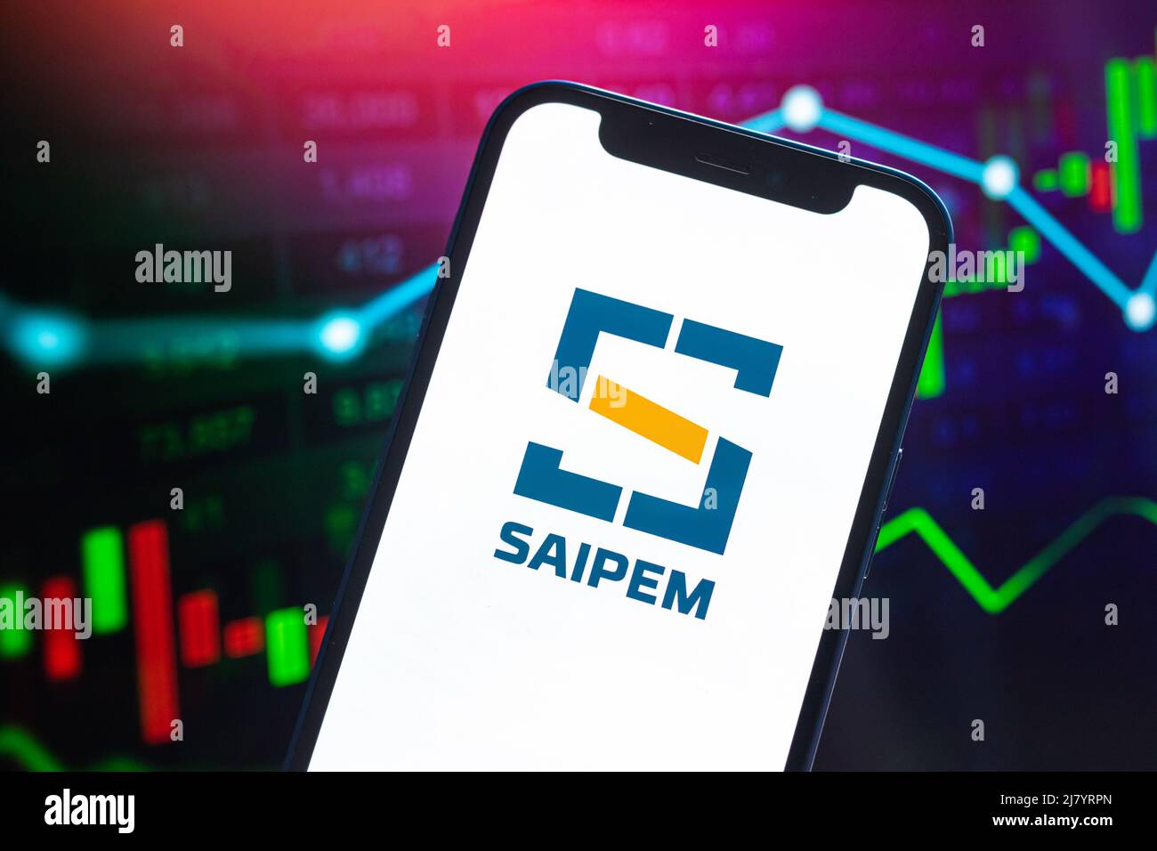 Poltava, Ucraina - 11 maggio 2022: Saipem logo azienda, gas e petrolio prezzi, industria energetica. Grafici del mercato azionario del petrolio, contesto finanziario globale. Foto Stock