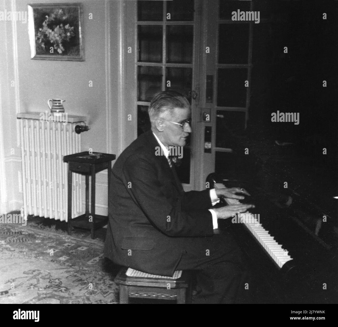 James Joyce al piano, 1939 Foto Stock