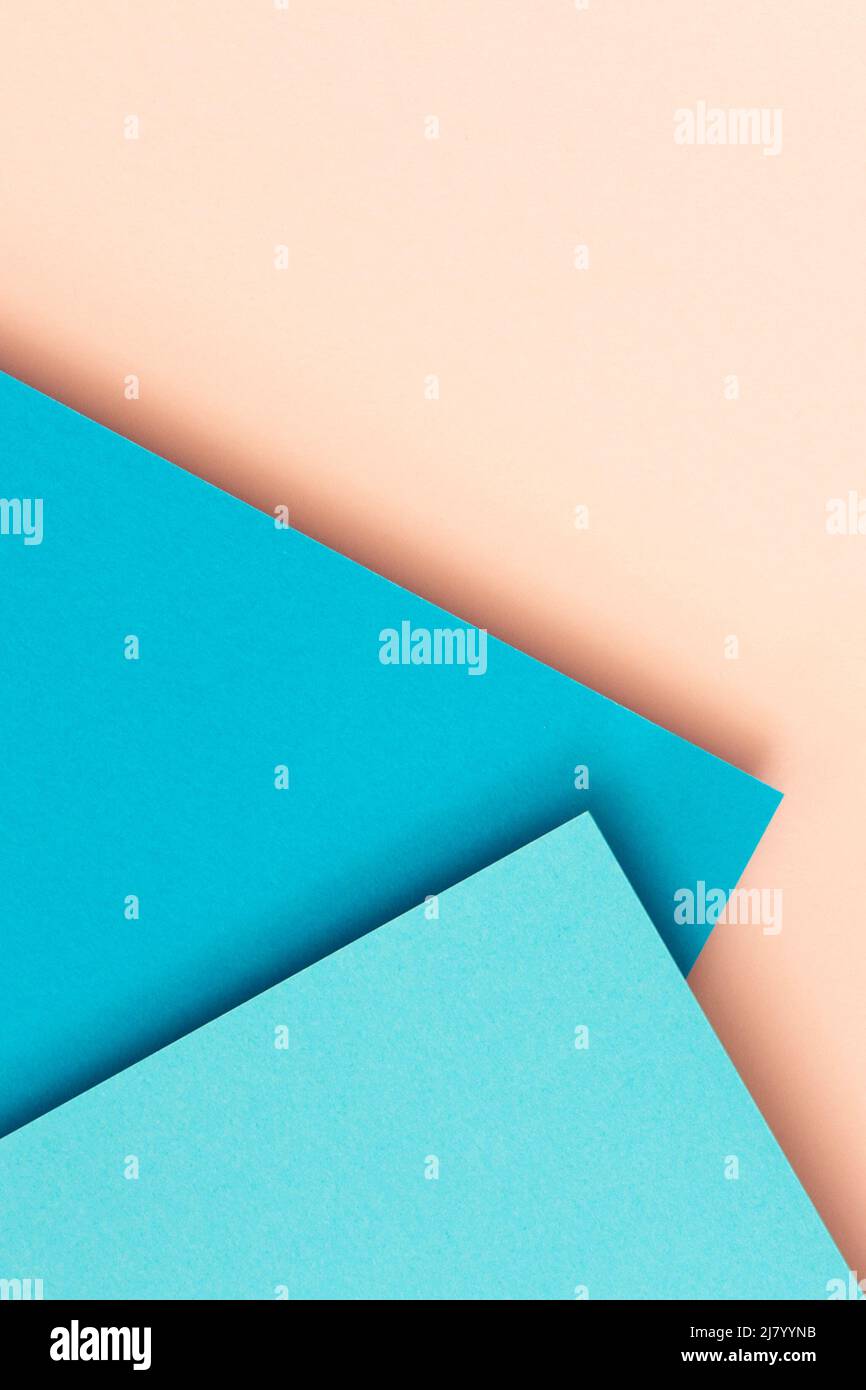 Carte astratte a colori geometria fondo piatto composizione con linee e forme di colore azzurro e rosa pallido. Vista dall'alto Foto Stock