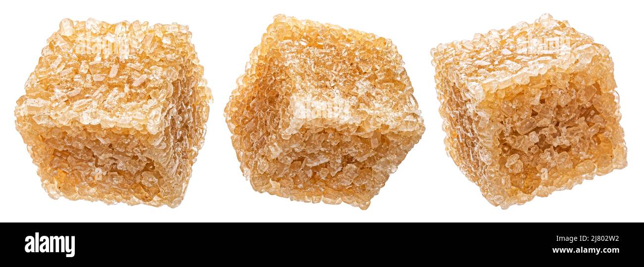 Cubetti di zucchero di canna isolati su sfondo bianco, profondità di campo piena Foto Stock